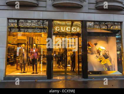 Paris, Frankreich, Luxus-Shopping, Außenbereich, Gucci Store Front, Exterieur, Night, Rue Royale, Mode-Labels Ladenfronten, Name des Modegeschäfts, Center Fashion, Fenster in Nacht, Prestige Consumer, italienische Textilindustrie, paris Shops Tür Stockfoto