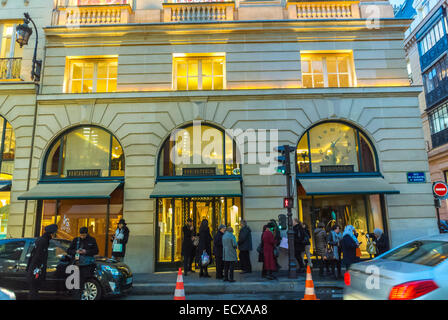 Paris, Straße, Weihnachtslichter genießen, Nacht draußen, Luxus Fashion Brands Schaufenster Shopping, Geschäfte, (Rue du Faubourg Saint Honoré), Hermés Boutique Ladenfronten, geschäftige Straße Geschäftsviertel frankreich Stockfoto