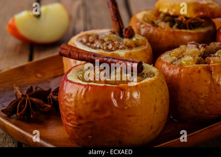 Bratäpfel mit Rosinen und Zimt Stockfoto