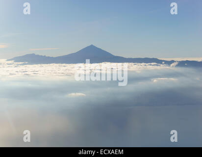 Teneriffa - Mount Teide über Wolken vom Flugzeug aus gesehen Stockfoto