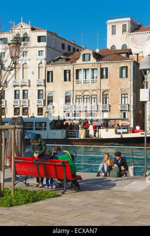 Ein Wasser Bus oder Vaporetto auf dem Canal Grande in Venedig Stockfoto