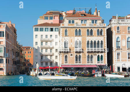 Paläste und Hotels am Canal Grande in Venedig, Italien Stockfoto