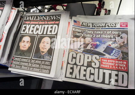 New York, USA. 21. Dezember 2014. Die New York Daily News und die New York Post berichten über Sonntag, 21. Dezember 2014 über die Ermordung von zwei NYPD Offiziere, Wenjian Liu und Rafael Ramos durch Ismaaiyl Brinsley.  Die Offiziere wurden in Brooklyn in ihre Streifenwagen von Brinsley angeblich als Vergeltung für den Tod von Eric Garner ermordet. Brinsley tötete sich in der u-Bahn während seiner versuchte Flucht Credit: Richard Levine/Alamy Live News Stockfoto