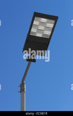 Beleuchtete LED-Straßenlaterne Stockfoto