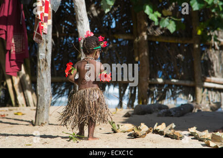 Melanesien, Papua Neu Guinea, Bismark Meer Bereich, Tuam Insel Tuam Dorf. Junges Mädchen im Rasen Rock gekleidet für Sing-Sing. Stockfoto