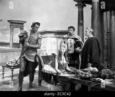 Antonius und CLEOPATRA 1946 Gabriel Pascal Productions Film aus l: Stewart Grainger als Apollodorus, Vivien Leigh als Cleopatra, Basil Sydney als Rufio, Claude Raines als Caesar Stockfoto