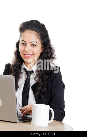 1 indische Business Frau Laptop arbeiten Stockfoto