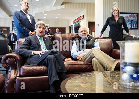 USAID Auftragnehmer Alan Gross, in Kuba für fünf Jahre inhaftiert Uhren Präsident Barack Obama seine Rückkehr im Fernsehen mit Außenminister John Kerry nach einem Flug von Kuba zurück zu verkünden, nach seiner Freilassung 17. Dezember 2014 auf Andrews Air Force Base in Maryland. Stockfoto