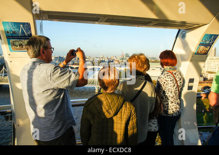 Familie genießen Blick vom London Eye Kapsel, London England Vereinigtes Königreich UK Stockfoto