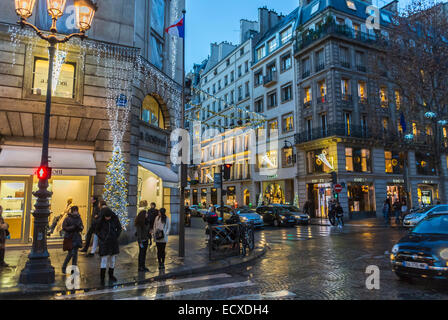 Paris, Frankreich, Crowd People Christmas Shopping, draußen geschäftig, Pariser Straßenszenen, nachts, Winter, mit Luxusgeschäften, Rue Faubourg Saint Honoré und Rue Royale, People Night City Light paris Stockfoto