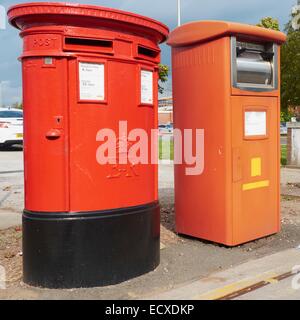 Eine doppelte Säule Pappschachtel und zeitgenössische Briefkasten für frankierte Post nur außerhalb einer wichtigsten Royal Mail sortieren Büro in Crewe, Großbritannien Stockfoto