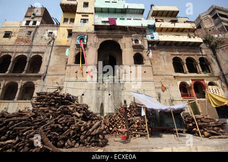 Holz für Feuerbestattungen, Manikarnika Ghat, Varanasi, Uttar Pradesh, Indien Stockfoto