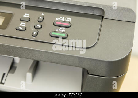 Nahaufnahme der Drucker drucken von Dokumenten auf Papier Stockfoto
