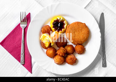 Essen auf weißes Tischtuch Stockfoto