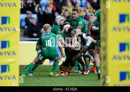 Coventry, Vereinigtes Königreich. 21. Dezember 2014. Aviva Premiership. Wespen im Vergleich zu London Iren. Wespen Flügelspieler Christian Wade angegangen hohen Kredit: Action Plus Sport/Alamy Live News Stockfoto