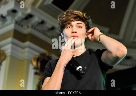 George Shelley aus der Boyband Union J wie sie ein Konzert in der Belfast City Hall spielen. Stockfoto