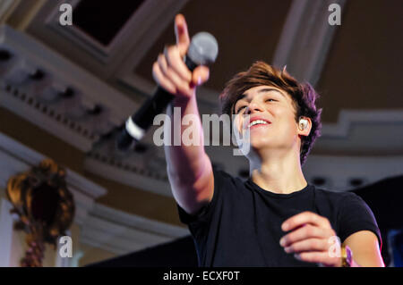 George Shelley aus der Boyband Union J wie sie ein Konzert in der Belfast City Hall spielen. Stockfoto