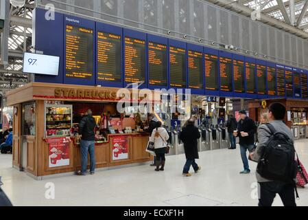 Ein Starbucks-Kiosk verkauft Kaffee, Bahn-Pendler in Glasgow Central station Stockfoto