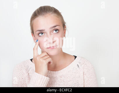 junge Frau mit blonden Haaren und blauen Augen denken, Porträt Stockfoto