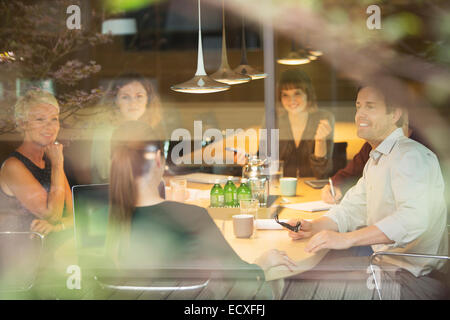 Business Leute, die im Büro treffen Stockfoto