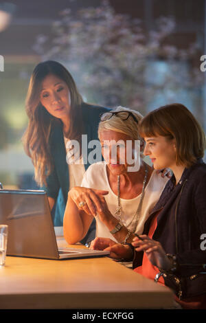 Geschäftsfrauen, die Zusammenarbeit im Büro treffen Stockfoto