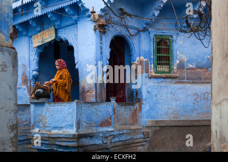 Indische Frau stehen auf ihrer Terrasse in Jodhpur, Indien "Blaue Stadt" Stockfoto