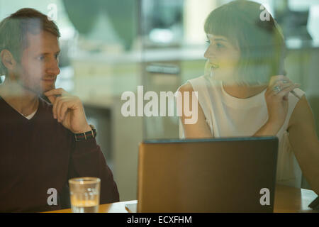 Business Leute, die im Büro treffen Stockfoto