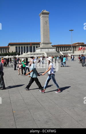 Chinesische Leute und Touristen auf dem Tiananmen-Platz (Place) Denkmal für die Helden des Volkes, Peking, China Stockfoto