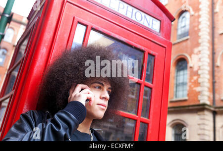 Ein Teenager mit einem Mobiltelefon in Großbritannien. Stockfoto