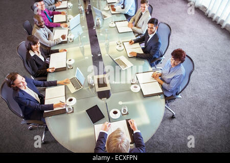 Gruppe von Geschäftsleuten am Konferenztisch betrachten Vorsitzender sitzen Stockfoto