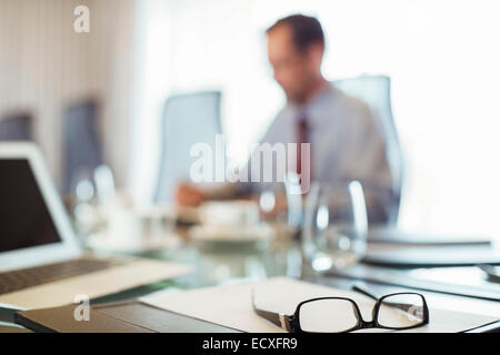 Brille, Konferenztisch, Geschäftsmann, sitzen im Hintergrund Stockfoto