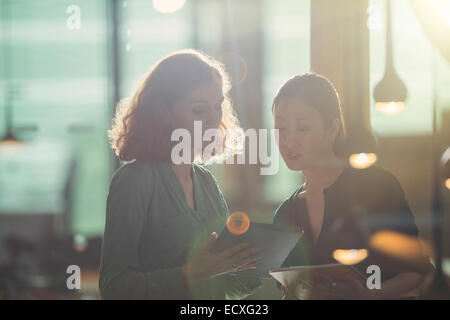 Unternehmerinnen mit digital-Tablette in office Stockfoto