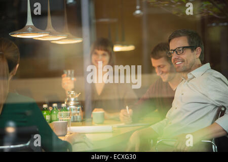 Business Leute, die im Büro treffen Stockfoto