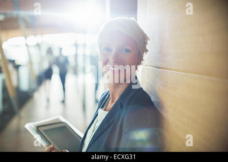 Geschäftsfrau mit digital-Tablette im Büro Stockfoto