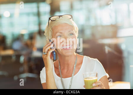 Geschäftsfrau, reden über Handy im Büro Stockfoto