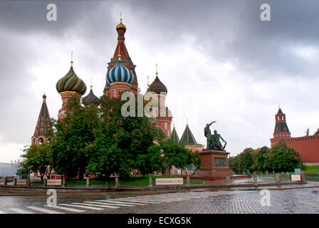 Basilius Kathedrale und Krieger-Statue vom Roten Platz angesehen. Stockfoto