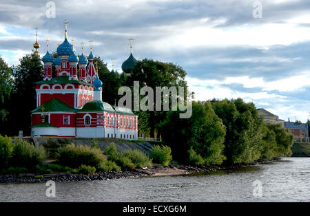 Kirche von Dmitry auf das Blut befindet sich am Ufer der Wolga in Russland Uglitsch. Stockfoto