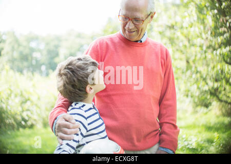 Großvater und Enkel umarmt im freien Stockfoto