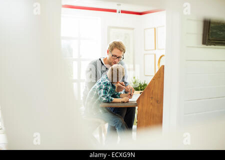 Vater und Sohn am Tisch reden Stockfoto