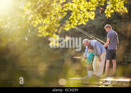 Mann, Vater und Großvater Angeln im See Stockfoto