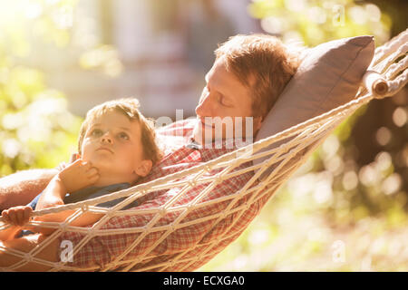 Vater und Sohn zum Entspannen in der Hängematte Stockfoto