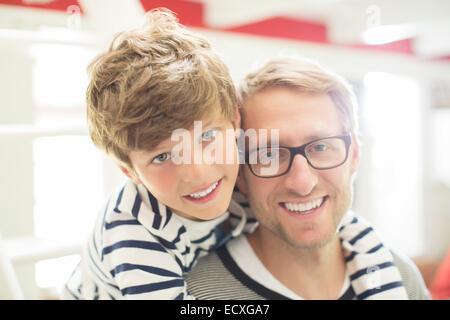 Vater und Sohn lächelnd Stockfoto