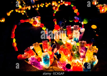 Bunter Korb-Form Skulpturen, aus leeren Plastikflaschen und Kronkorken, beleuchten die Straße während der jährlichen Festival von Kerzen und Laternen in Quimbaya, Kolumbien. Stockfoto