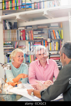 Business-Leute reden in treffen Stockfoto