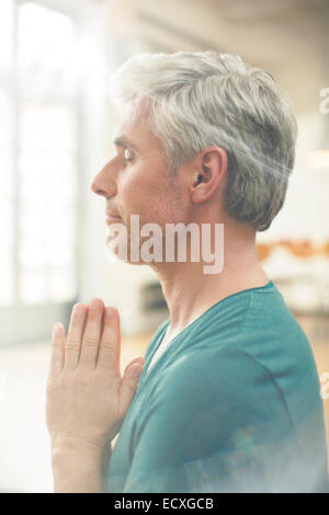 Nahaufnahme des älteren Menschen meditieren Stockfoto