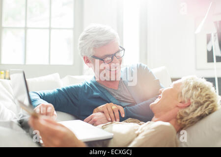 Älteres Ehepaar gemütlich zusammen auf sofa Stockfoto