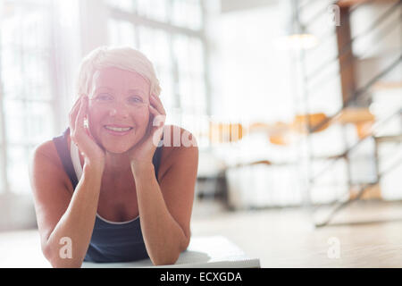Ältere Frau entspannend auf Boden Stockfoto