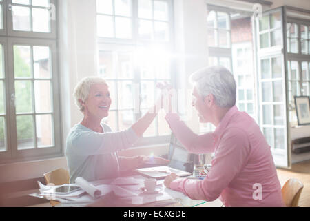 Geschäft Leute hohe Fiving im home-Office Schreibtisch Stockfoto