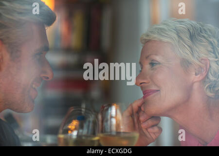 Ältere romantisch zu zweit trinken Weißwein Stockfoto