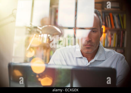 Geschäftsmann mit Laptop im home-office Stockfoto